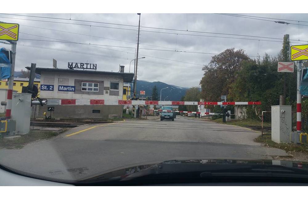 Foto: Na priecestí v Martine údajne pracovník zatvára rampy, keď sú v jeho priestoroch autá