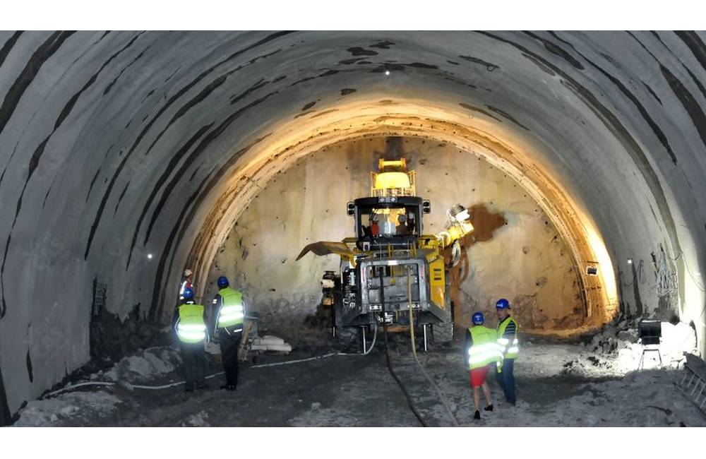 Foto: Aktuálne: Pracovníka na stavbe tunela malo zraziť 8-kolesové vozidlo