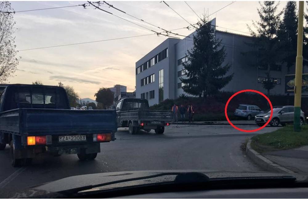 Foto: Ráno došlo na Priemyselnej ulici k nehode, môžu za ňu zaparkované autá?