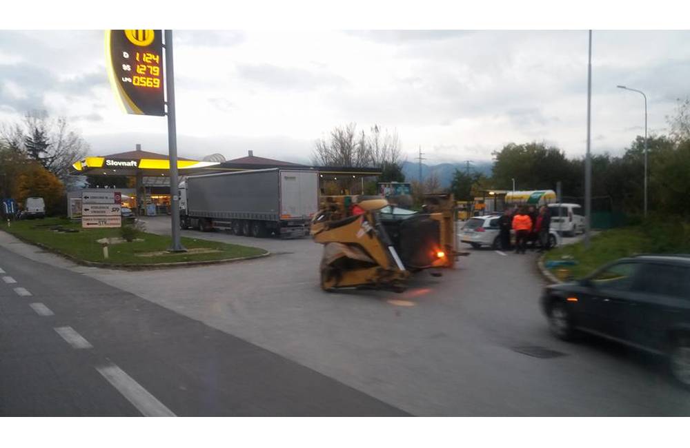 Foto: Na čerpacej stanici Šibenice sa prevrátil bager