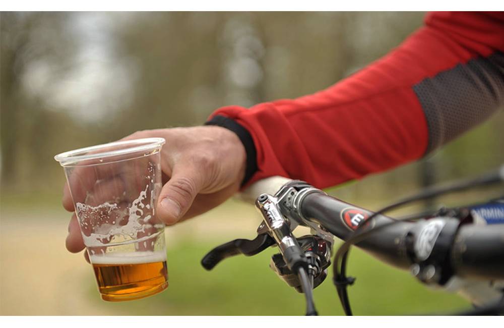 Foto: Parlament definitívne schválil povolenú hladinu alkoholu 0,5 promile pre cyklistov