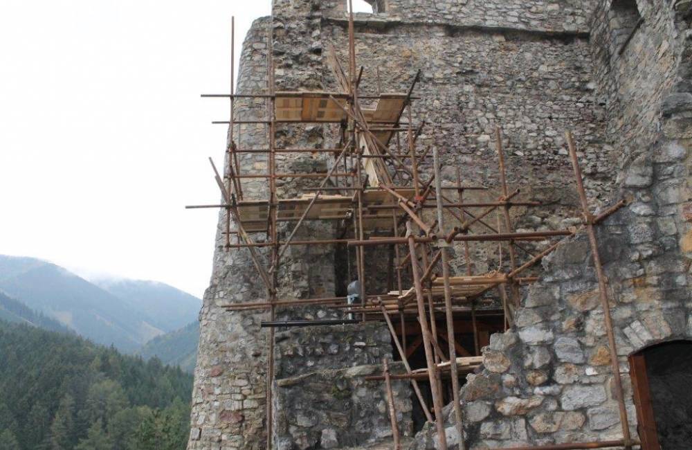 Foto: Hrad Strečno sa pripravuje na novú sezónu, opravujú sa palisády a zabezpečujú múry