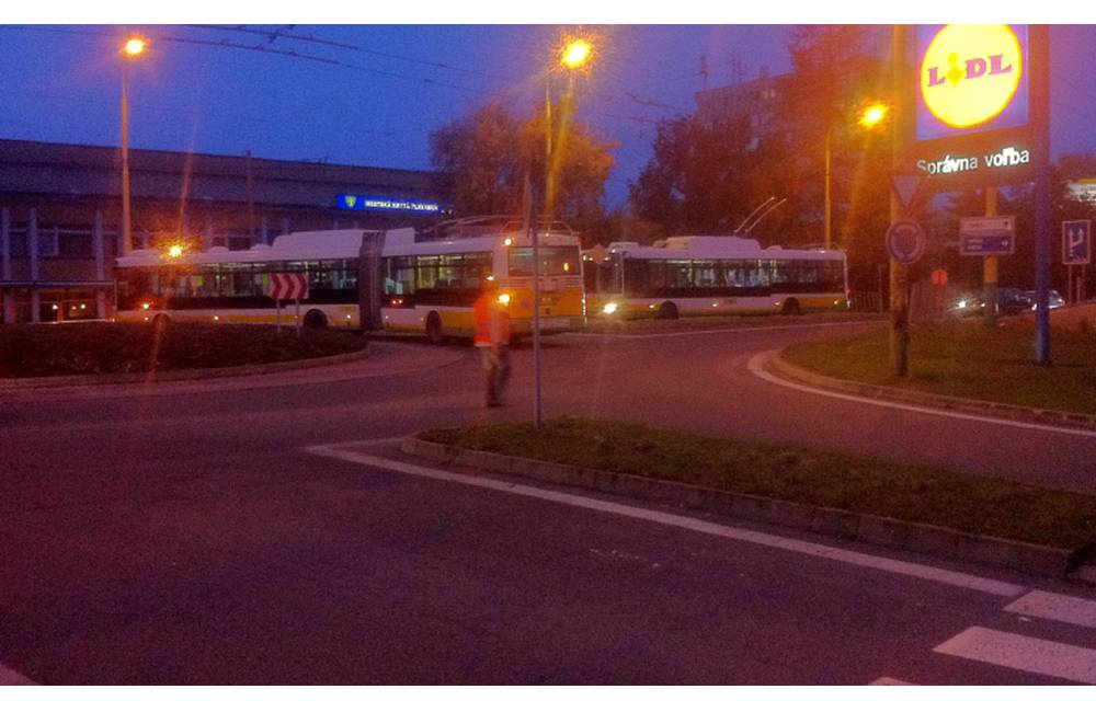 Foto: Včera nadránom zostal trolejbus uprostred kruhového objazdu, vznikla pritom porucha na trolejoch
