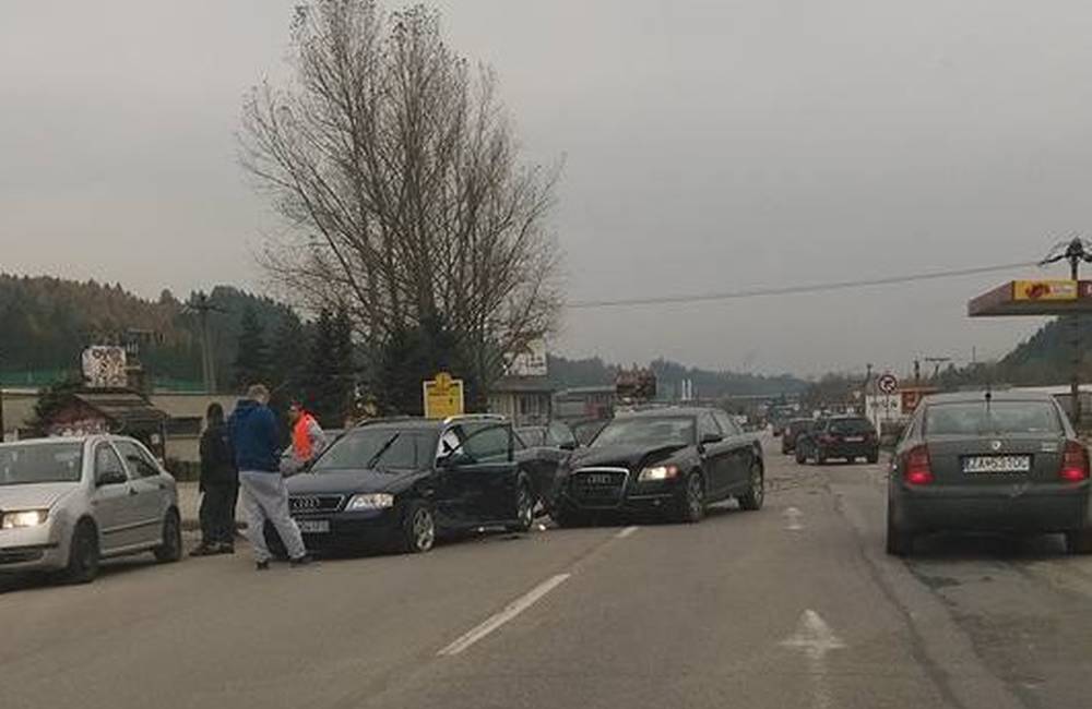 Foto: Aktuálne: V Lietavskej Lúčke sa zrazili dve osobné autá, cesta je prejazdná s obmedzením