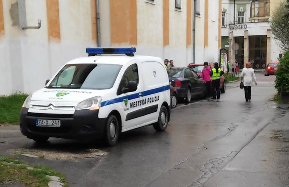 Foto: Mestskí policajti riešili 3 mužov, ktorí spali na ceste, ale aj Rómov, ktorí kradli na ul. Hollého