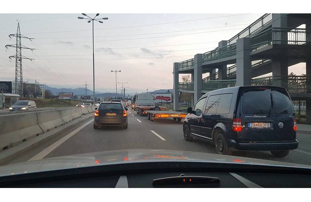 Foto: V Bytčici blokuje cestu nákladné auto, kolóna siaha až po Váhostav, v Krasňanoch došlo k nehode