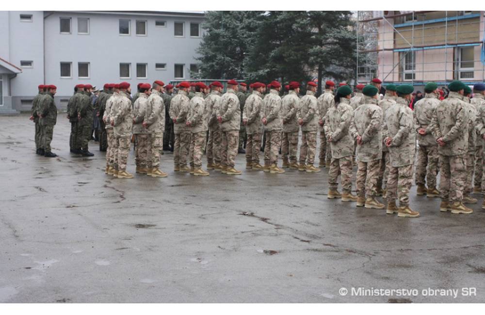 Foto: Vojaci sa dnes v areáli 5. pluku špeciálneho určenia lúčili, odchádzajú plniť úlohy do Afganistanu