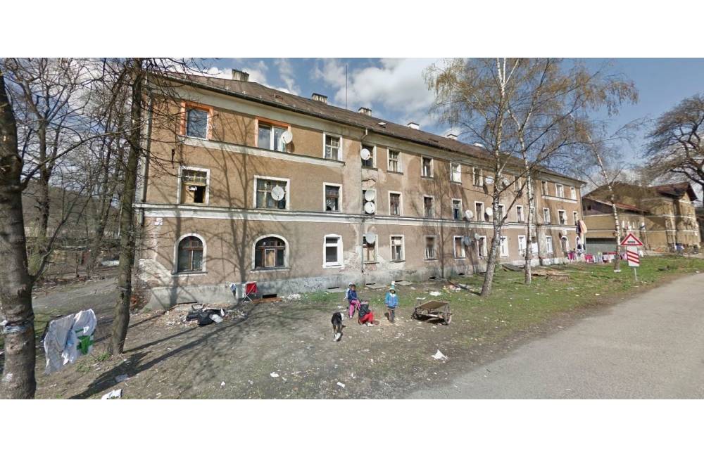 Foto: Obyvateľom vyhorenej bytovky na Bratislavskej sa kontajnerové byty nepáčia