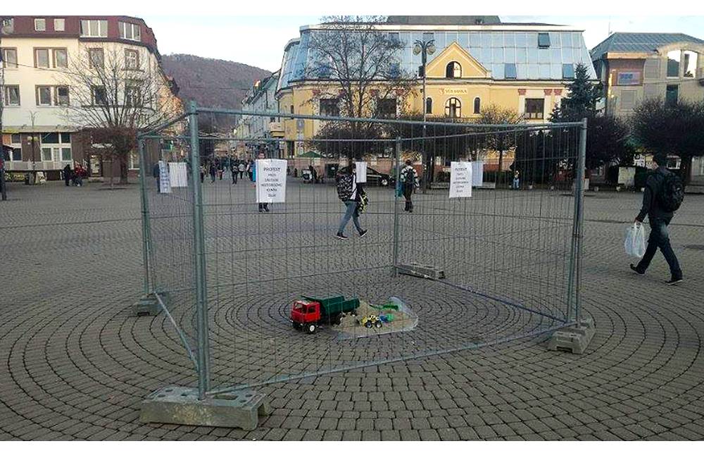 Foto: Uprostred Hlinkovho námestia boli niekoľko dní oplotené hračky, mali symbolizovať protest