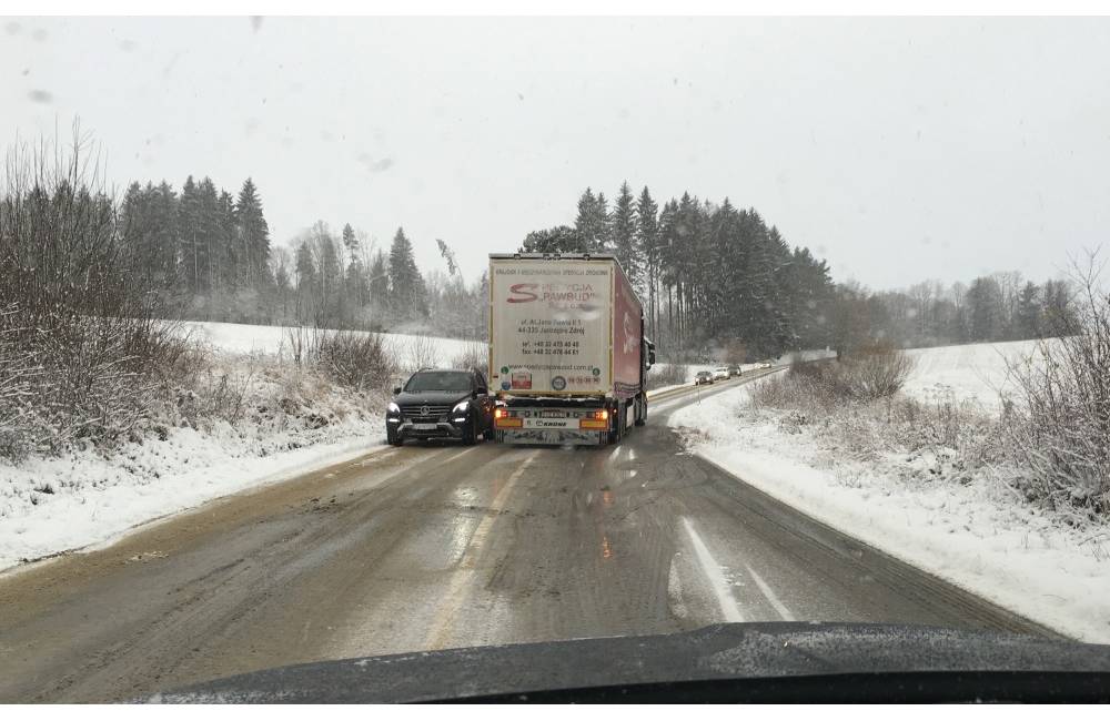 Foto: Sneženie zaskočilo cestárov? Cesty na Rajec, Hôrky, Martin a Terchovú sú neprejazdné