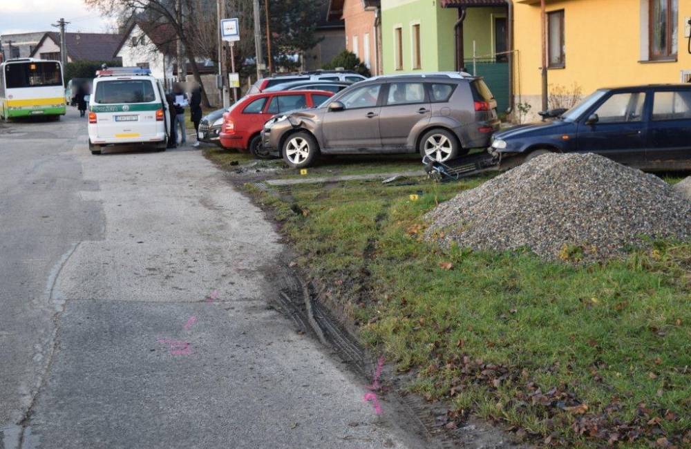 Foto: Vodič ušiel z miesta nehody v Bánovej, polícia pátra po ňom aj po svedkoch