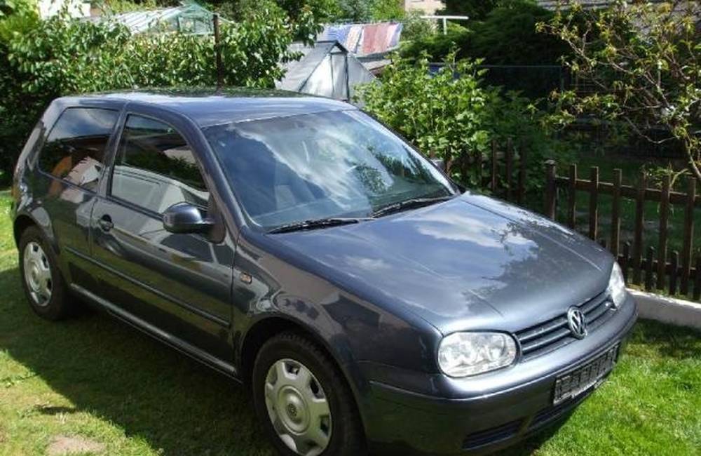 Foto: Na Bajzovej ulici ukradli ďalšie auto, zmizol šedý Volkswagen Golf IV. rady