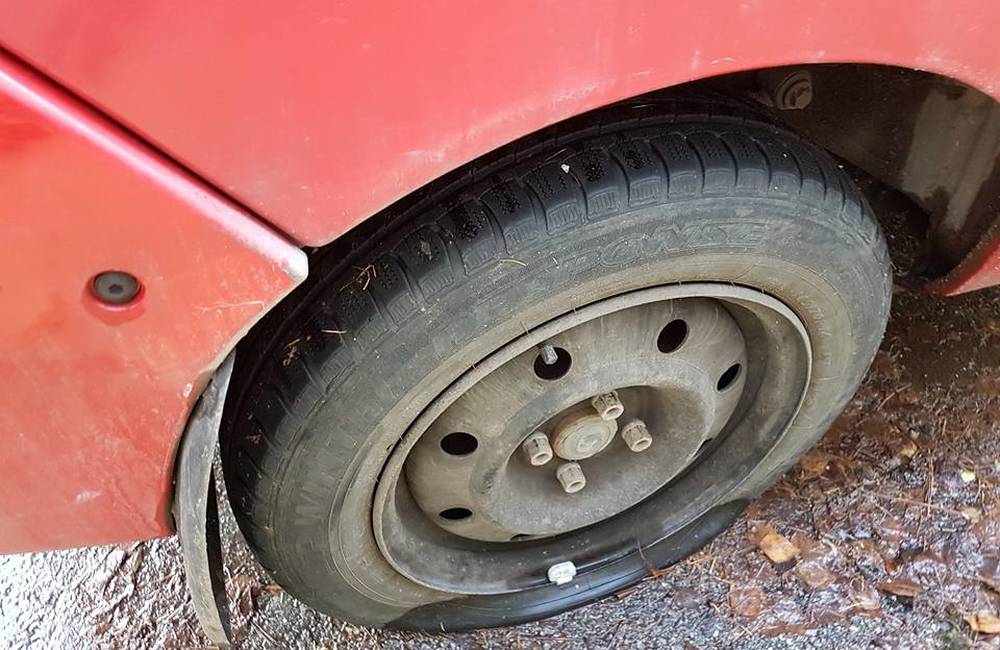 Foto: Neznámy páchateľ v Žiline prepichuje na autách pneumatiky