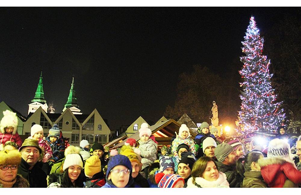 Foto: Mikuláš spolu s primátorom rozsvietili vianočný stromček na Mariánskom námestí