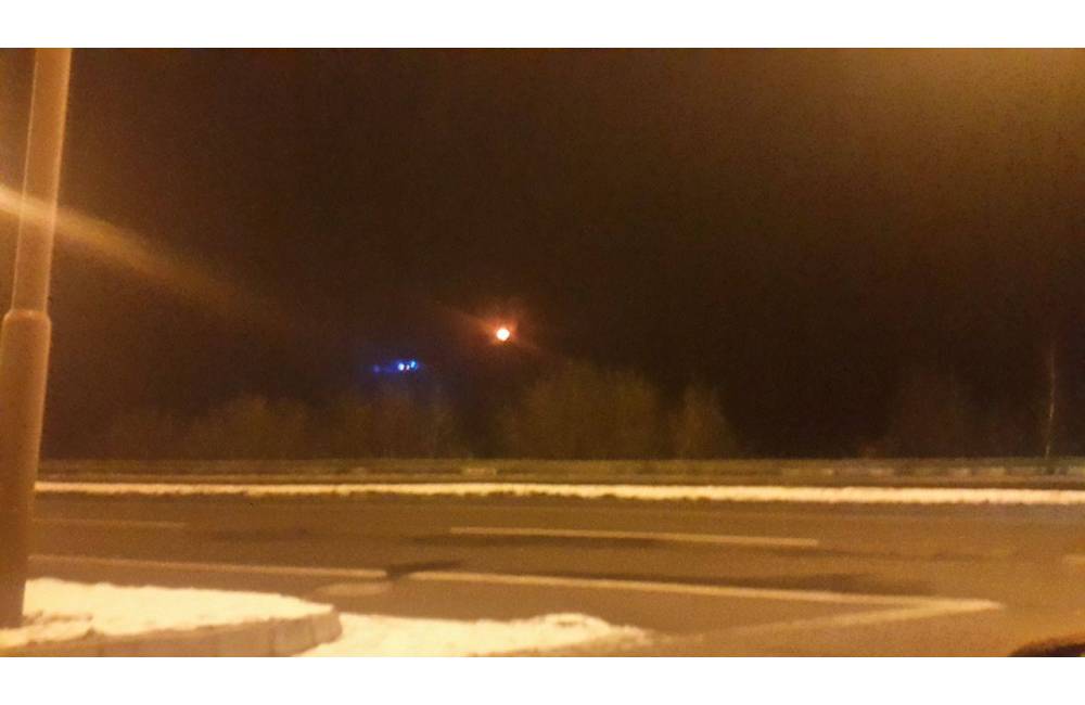 Foto: Aktuálne: Na Dubni horí chatka, hasiči sa k nej snažia dostať