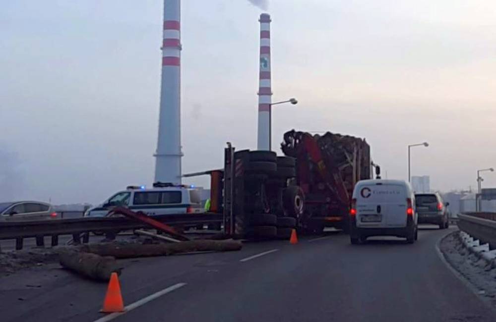 Foto: AKTUÁLNE: Na Ľavobrežnej došlo k zrážke kamiónu a osobného auta, na ceste je vysypané drevo