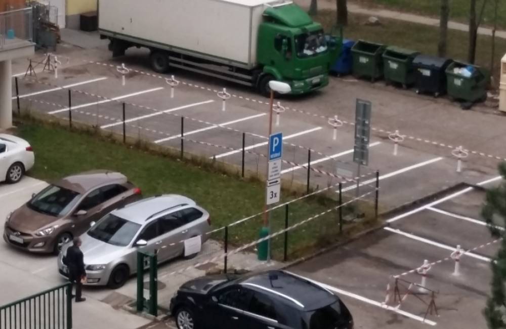 Foto: Na Vlčincoch prišli obyvatelia o 12 parkovacích miest, vlastník ich označil a zablokoval