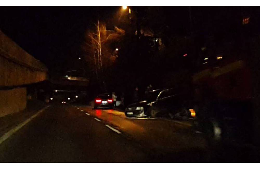 Foto: Pri dopravnej nehode na Mostnej ulici sa prevrátil osobný automobil