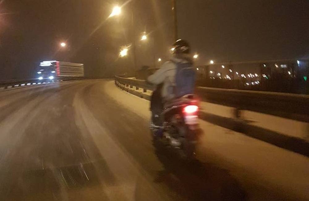 Foto: Hazard na zamrznutých a zasnežených cestách, motorkára videli vo viacerých častiach Žiliny