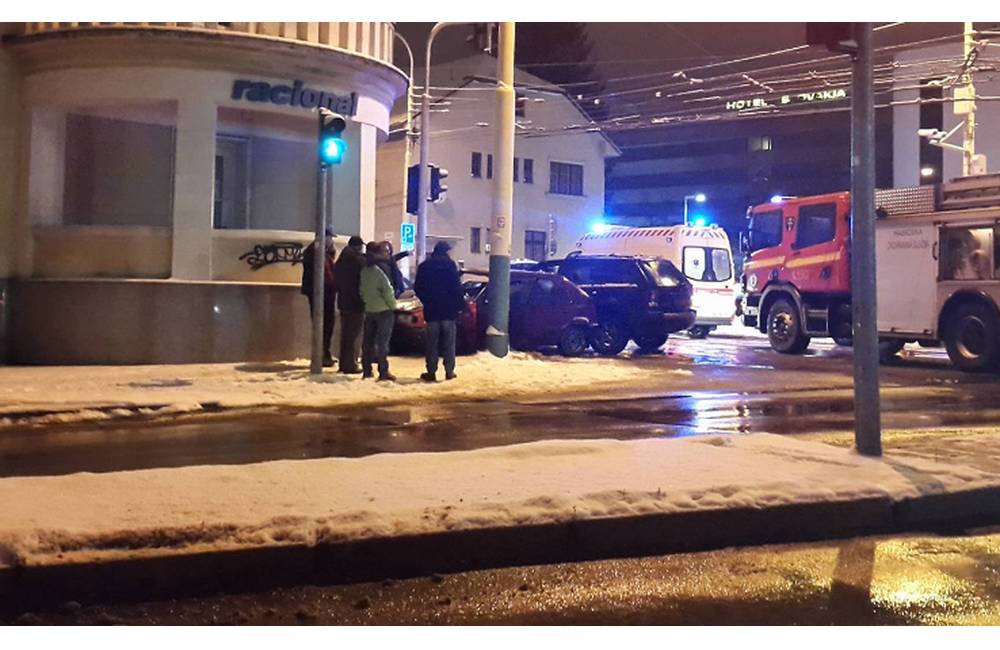 Foto: AKTUÁLNE: Na Komenského ulici sa stala vážna dopravná nehoda dvoch vozidiel