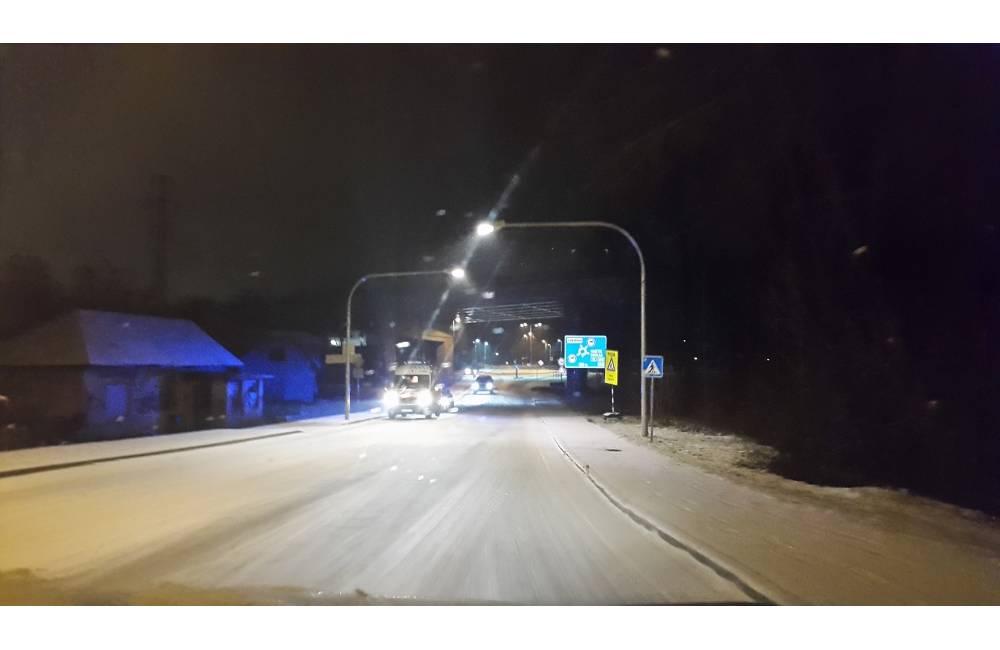 Foto: ŽSK informoval o pripravených 114 vozidlách zimnej údržby, cesty sú podľa vodičov neupravené