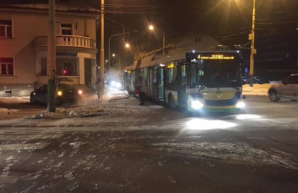 Foto: Na križovatke Komenského a Veľkej Okružnej došlo k ďalšej nehode, zrazil sa autobus s autom