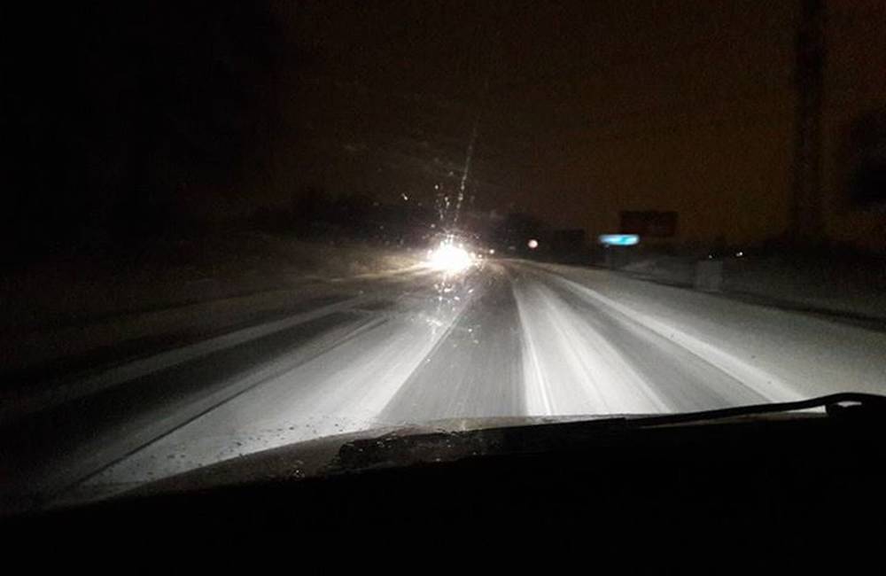 Foto: V Žilinskom kraji sneží už od polnoci, mnohé cesty sú neupravené, došlo aj k nehodám
