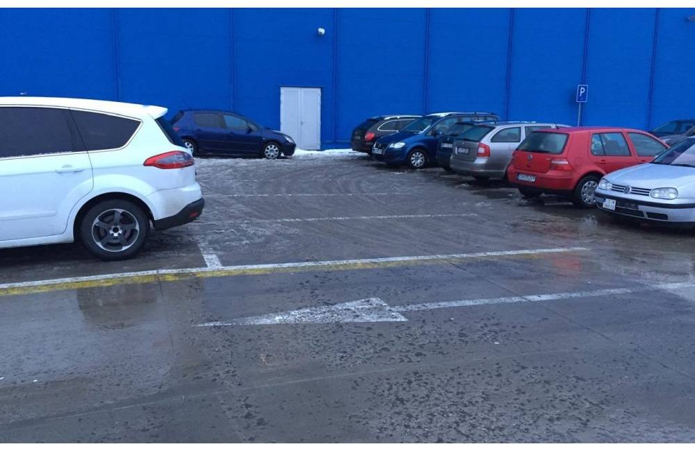 Foto: Kuriózne parkovanie v obchodnom centre: Nerešpektovanie čiar a 3 rady áut bez možnosti výjazdu