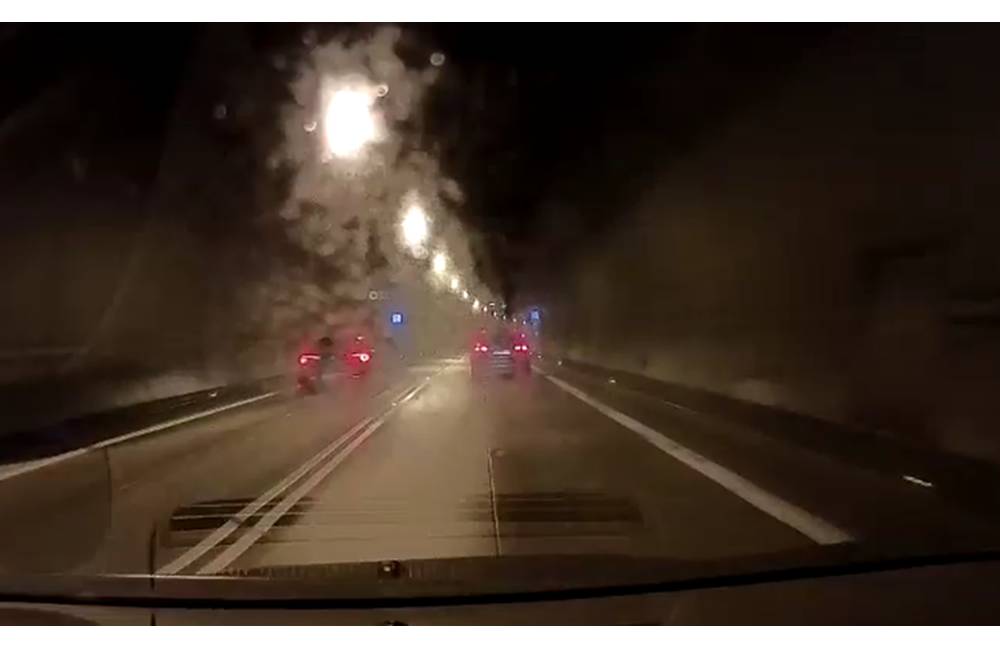 Foto: VIDEO: Poliak nebezpečne predbiehal cez dvojitú plnú čiaru v tuneli Horelica