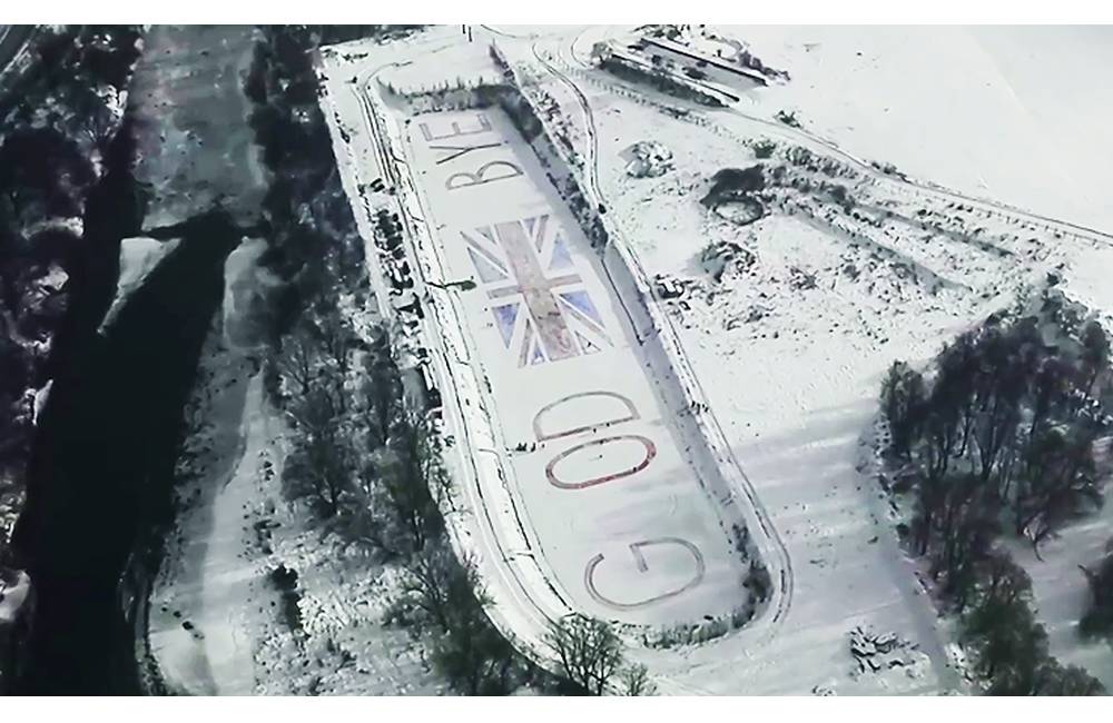 Foto: Recesisti vytvorili na zamrznutom rybníku gigantický nápis, naráža na odchod Veľke Británie z EÚ