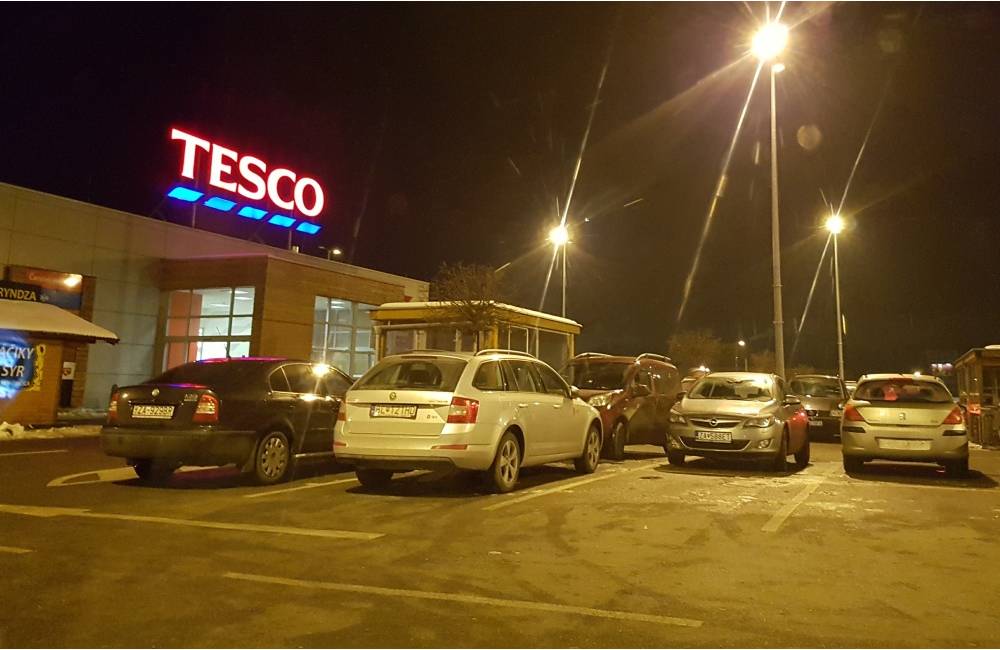 Foto: Pri predajni TESCO na Solinkách opäť úradujú zlodeji, autá sa nedajú zamknúť diaľkovým ovládaním