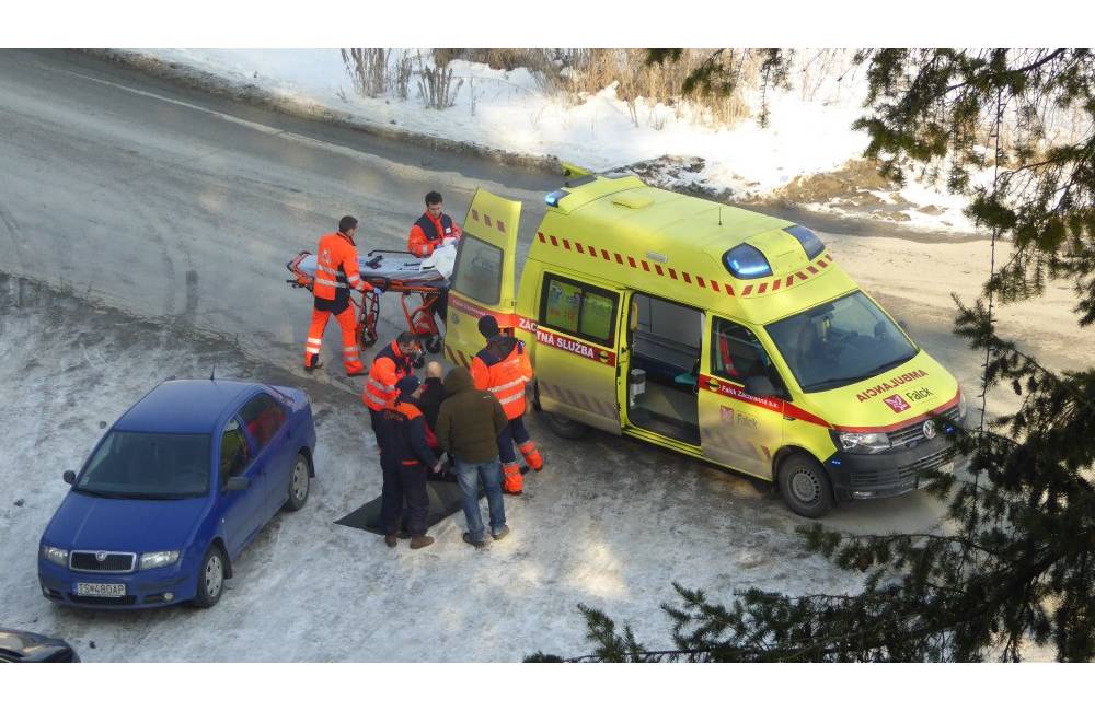 Foto: Pracovníci žilinského colného úradu našli na parkovisku nehybne ležiaceho muža, okamžite mu pomohli