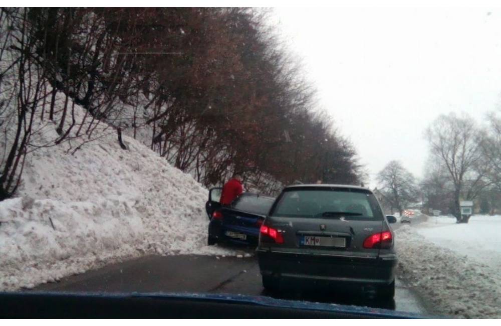 Foto: Medzi Vraním a Rudinkou sa zosypala lavína, premávka je čiastočne obmedzená