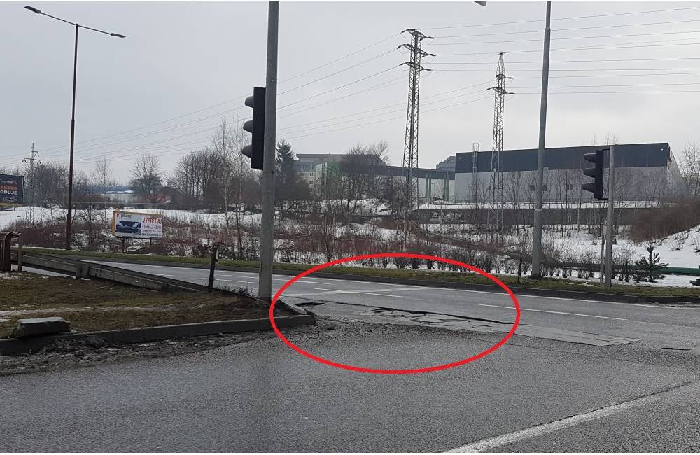 Foto: Na cestách v Žiline sa objavilo množstvo výtlkov a prepadnutých kanalizačných poklopov