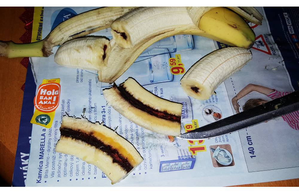 Foto: Čitateľ zakúpil v pobočke obchodného reťazca banány, po rozkrojení zostal zaskočený čiernym stredom