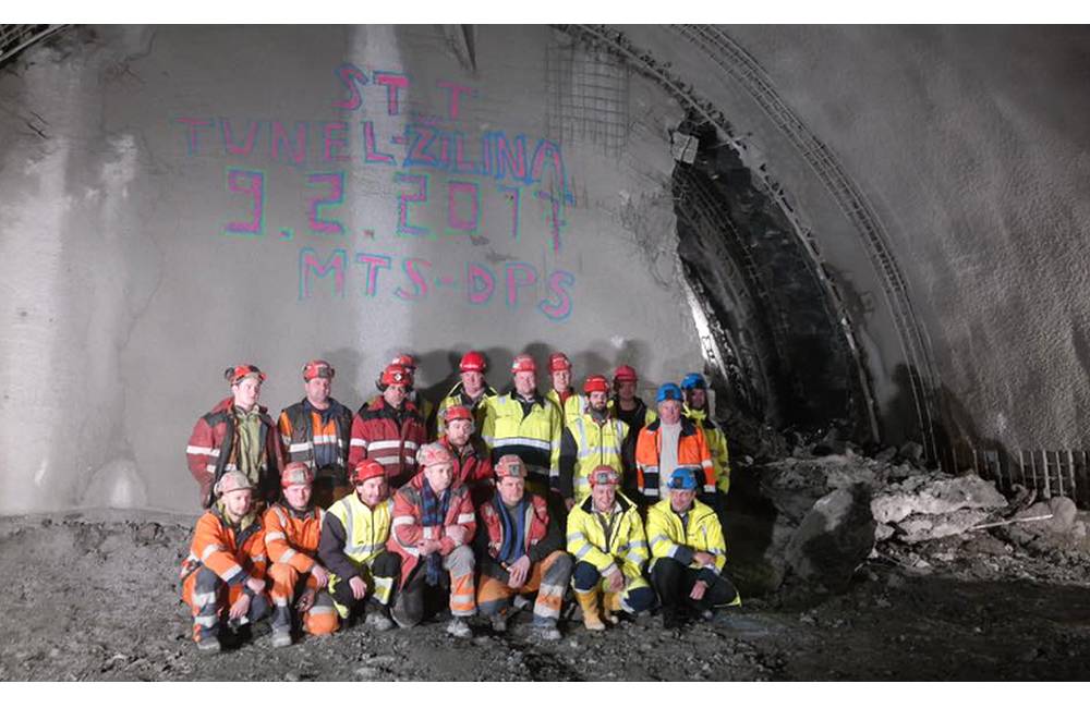 Foto: Na tuneli Žilina sa podarilo baníkom preraziť aj druhú rúru, podali si vzájomne ruky s kolegami