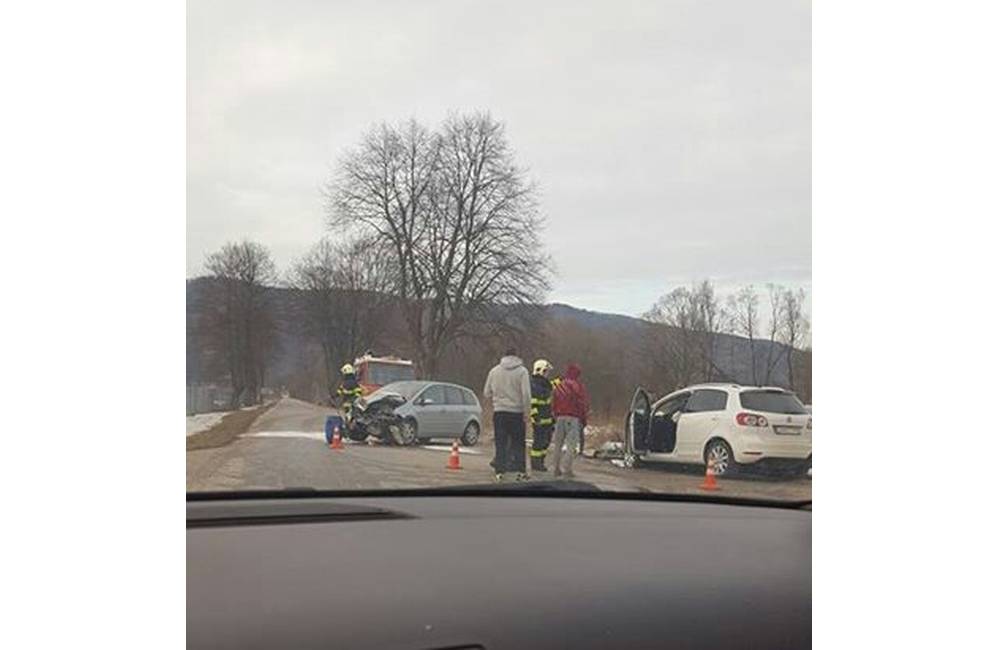 Foto: V Rajeckých Tepliciach došlo k čelnej zrážke áut, cesta je prejazdná s obmedzením