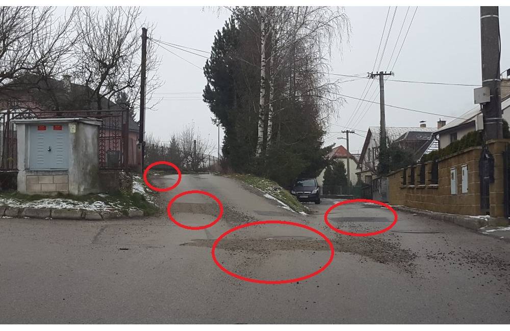 Foto: Na jednej ulici v Trnovom prasklo vodovodné potrubie už 25-krát, jeho výmena sa zatiaľ neplánuje