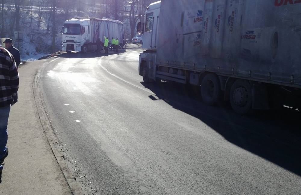 Foto: Vo Svrčinovci sa zrazili 3 kamióny, polícia riadi dopravu