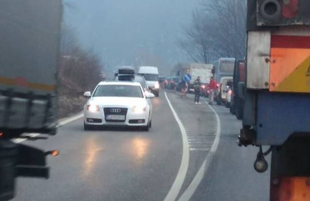 Foto: Pod Strečnom sa zrazili 3 osobné autá, cesta na Žilinu je neprejazdná