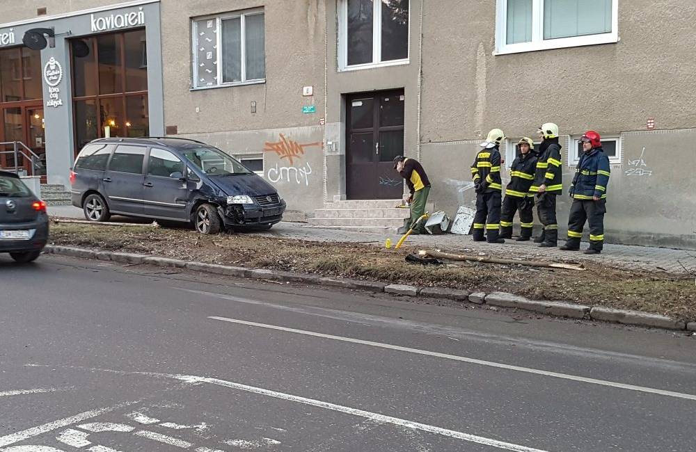 Foto: Na ulici Juraja Fándlyho prešlo auto cez dva stromy a narazilo do plynovej prípojky