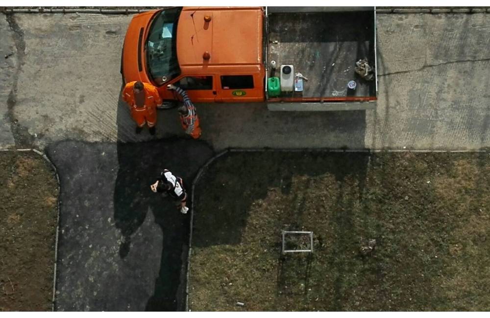 Foto: Po upozornení na problém, prišli pracovníci odstrániť asfaltový postrek z panelákových vchodov