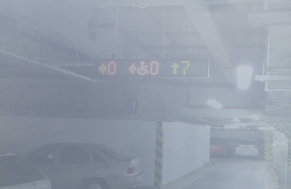 Foto: Po parkovisku v žilinskom Auparku sa valil hustý dym, išlo o poruchu na staršom aute