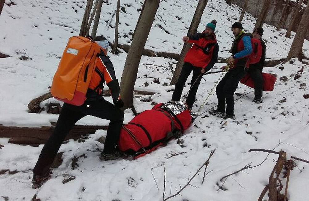 Foto: Vo Vrátnej spadol 32-ročný muž z 20-metrovej výšky pri zlaňovaní ľadopádu