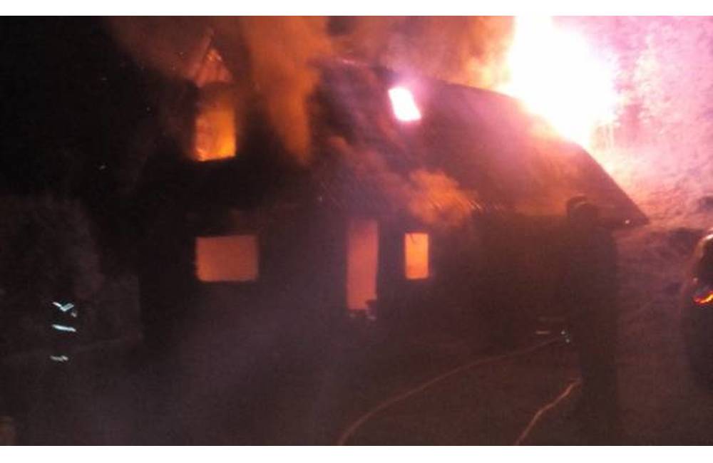 Foto: V Turzovke horel rodinný dom, pri požiari zahynula jedna osoba