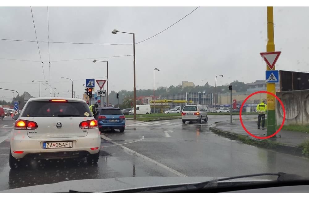 Foto: Policajti musia riadiť premávku na Košickej, zdržanie je zatiaľ do 15 minút