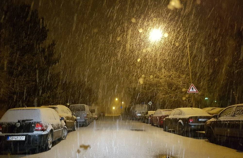 Foto: V Žiline husto sneží, vozovky sú šmykľavé