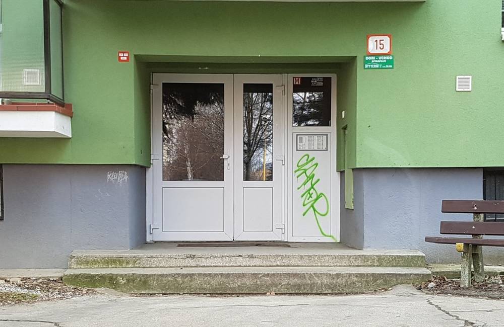 Foto: Vandali kreslili po vchodových dverách na sídlisku Vlčince, zadržali ich mestskí policajti