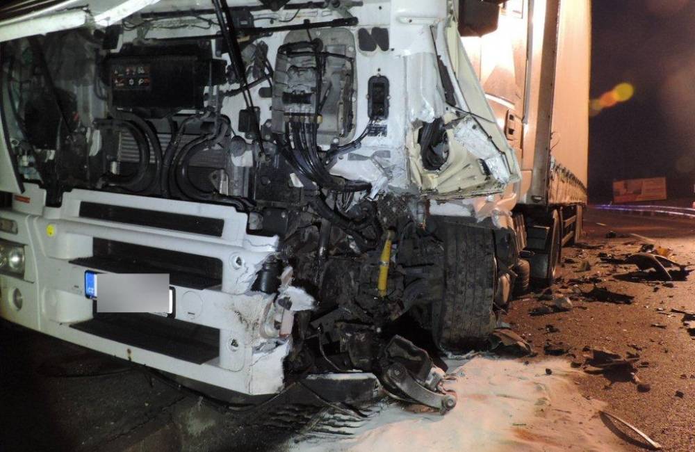 Foto: Vážna nehoda vo Svrčinovci: Kamión sa čelne zrazil s osobným autom