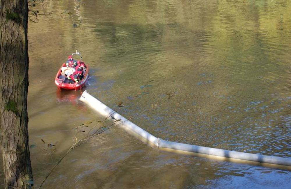 Foto: Na rybníku v Strážove sa objavila veľká olejová škvrna, do vody unikli desiatky litrov oleja